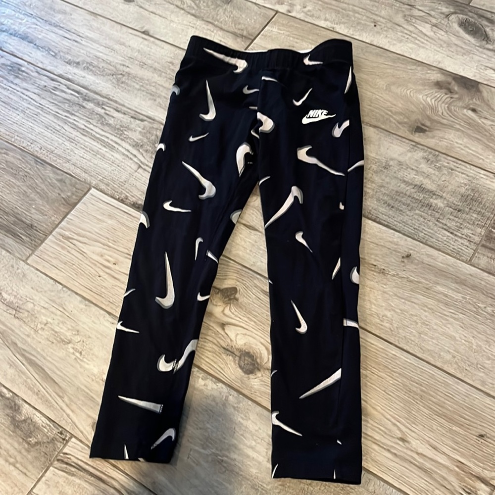 EUC Nike tight fit leggings, sz M